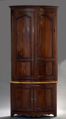 une armoire ancienne en bois à deux portes, avec un plateau en marbre