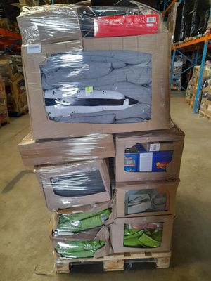 boîtes empilées les unes sur les autres sur une palette dans un entrepôt