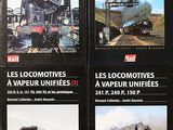 de nombreuses affiches de trains sur les murs d'une gare