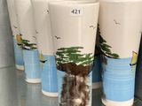 quatre tasses posées sur une étagère dans un magasin