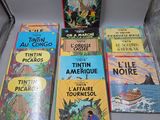 cinq livres pour enfants exposés dans une vitrine