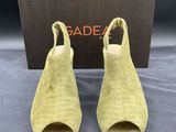 une paire de chaussures pour femme avec une boîte sur le côté