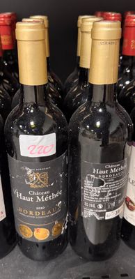 plusieurs bouteilles de vin sont alignées sur une étagère