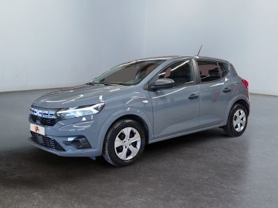 La voiture grise est garée dans une pièce blanche.