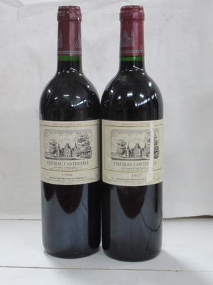 deux bouteilles de vin rouge posées sur une table blanche