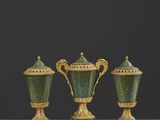 trois vases verts posés les uns à côté des autres sur une table
