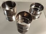 trois coupes en argent posées sur une table