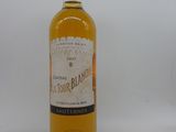 une bouteille de vin posée sur une table