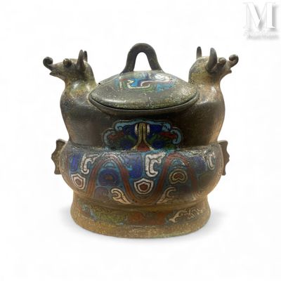 JAPON, vers 1900 Un pot couvert en bronze et émaux cloisonné…
