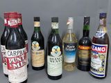plusieurs bouteilles d'alcool sont alignées sur une table