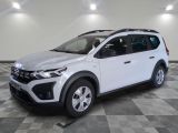 la voiture blanche est garée dans une grande pièce au sol en damier