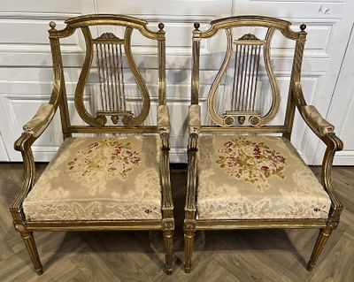 paire de chaises anciennes peintes en doré, avec des coussins rembourrés à motifs floraux