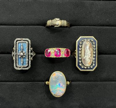 un ensemble composé de cinq bagues et d'une bague ornée d'une image représentant une femme