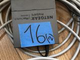 de nombreux câbles reliés à un ordinateur