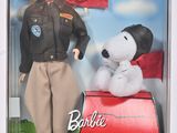 une poupée dans une boîte, sur laquelle sont posés un chat et un chien
