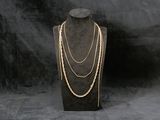 un gros plan d'un collier porté par un mannequin, avec une chaîne