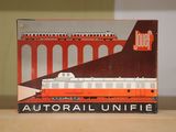 une boîte avec un train posée sur une table