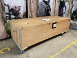 une grande caisse en bois posée sur une charrette