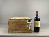 une bouteille de vin posée à côté d'une caisse en bois