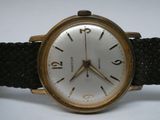 une montre posée sur un bracelet noir