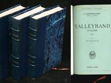 quatre livres posés les uns à côté des autres sur une table