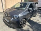 une petite voiture noire garée sur le bord de la route
