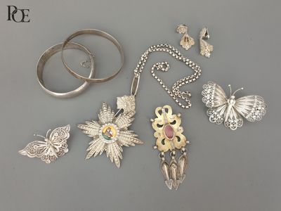 Plusieurs types de bijoux sont présentés sur un fond gris