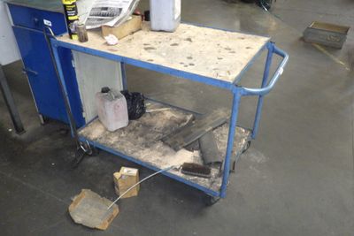une photo d'un chariot de chantier dans un garage