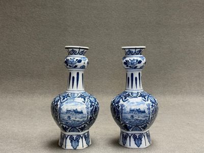 DELFT. Paire de vases en faïence.