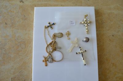 une photo d'une photo d'une collection de bijoux
