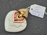 pendentif en forme de cœur rose et blanc, muni d'une étiquette