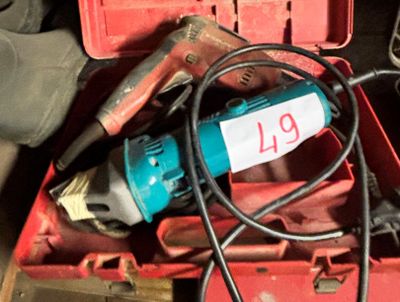 une boîte à outils rouge avec des outils sur le sol