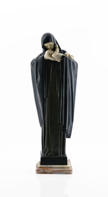 figurine représentant une femme vêtue d'une robe noire tenant un bébé dans ses bras