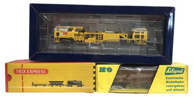 ensemble de petit train jaune et noir dans une boîte jaune