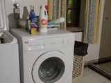 un lave-linge et un sèche-linge dans une petite pièce
