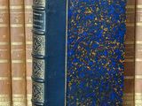 de nombreux livres rangés les uns à côté des autres sur une étagère