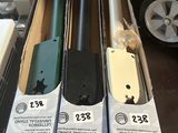 un grand nombre d'objets différents posés sur la table