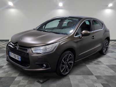une citrole grise garée sur le sol en damier d'un garage