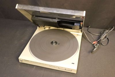 a record player sitting on top of a turntable