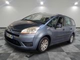 la petite voiture bleue est garée sur un carrelage à carreaux