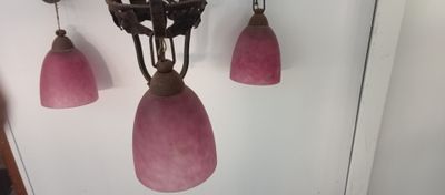 une lampe suspendue au plafond de la pièce