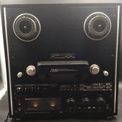 a stereo system that is sitting on top of a table