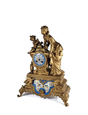 PENDULE en régule redoré et plaques de porcelaine à décor ém…