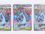 trois paquets de cartes à collectionner Pokémon posés sur une surface blanche