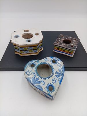 trois petits plats en céramique en forme de cœur posés sur un plateau noir