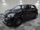 la petite voiture noire est garée dans le garage sur un sol en damier