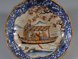 une assiette bleue et blanche décorée d'une peinture