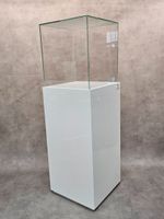 Vitrine de présentation en bois laqué blanc et verre.