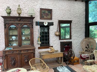 un salon avec beaucoup de meubles et une grande fenêtre