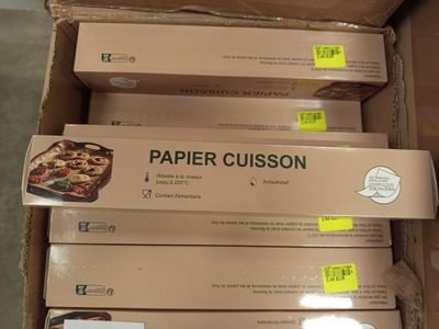 plusieurs boîtes de pizza empilées les unes sur les autres sur une table
